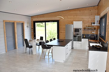 intérieur moderne d'une maison en bois